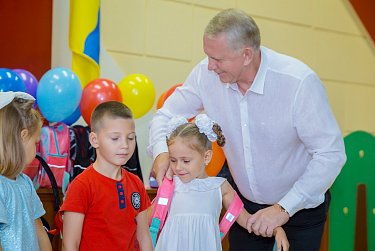 С рюкзаками за плечами и улыбками на лицах